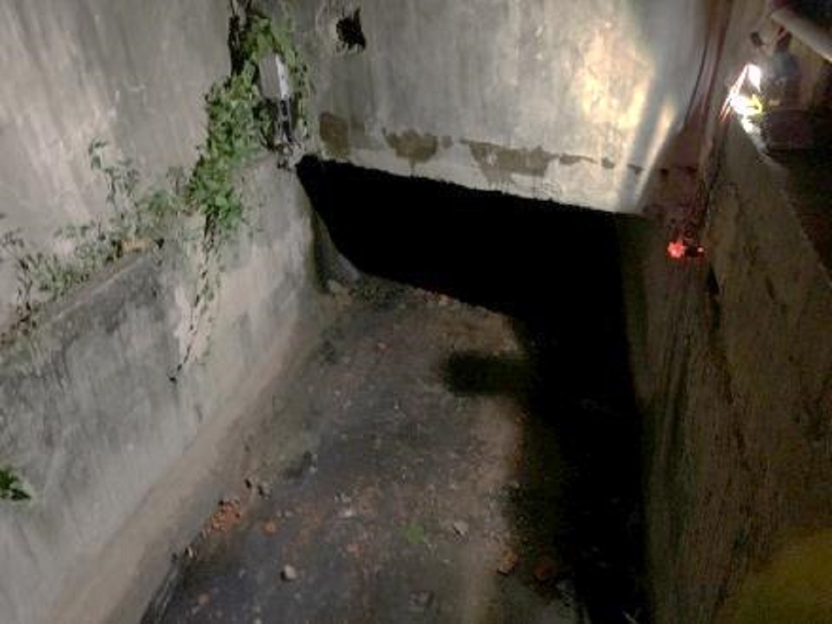 ▲高雄百甲圳青年路二段與文樂街2處遭人封堵水路，水利局連夜派工打除封牆，於今天凌晨完成打除恢復水路暢通。(圖／高雄市水利局提供)