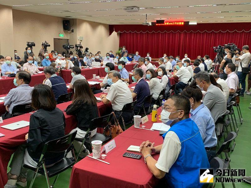 ▲新北市每周一次的市政會議首次移師至鶯歌區公所舉行。(圖/記者康子仁攝)