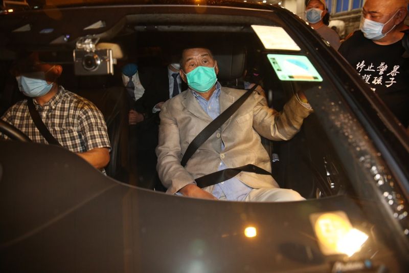 ▲黎智英在被港警拘捕近40個小時後，獲准保釋。（圖／翻攝自《香港01》）