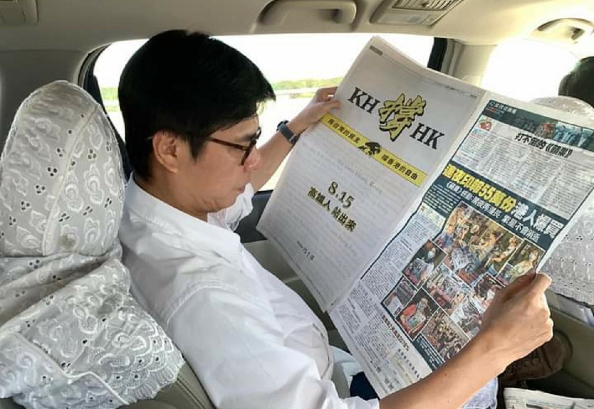 ▲高雄市長補選進入最後衝刺，民進黨高雄市長候選人陳其邁看到香港的現況，他決定捨棄自己的宣傳機會，將原本的選舉宣傳版面改為「KH（高雄）撐HK（香港）」。（圖／翻攝自陳其邁臉書）