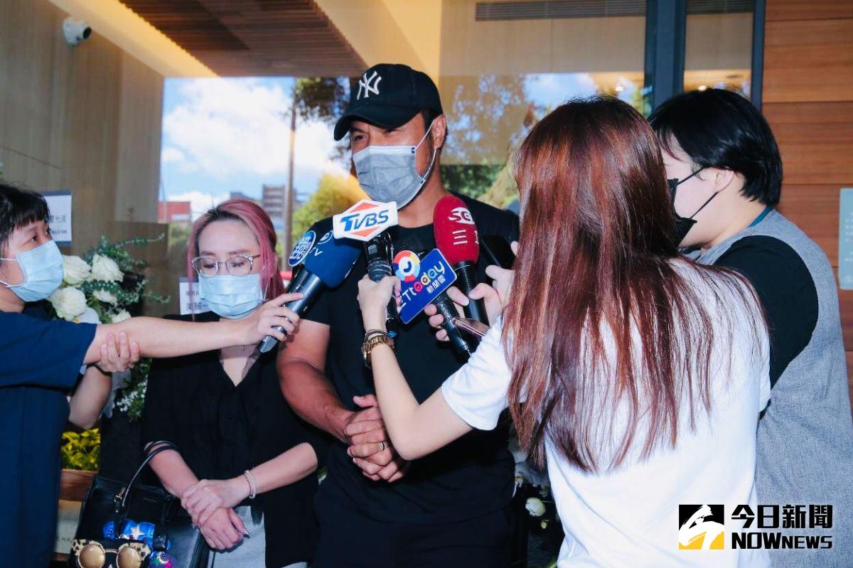 ▲陳致遠（右三）、秀琴在羅霈穎靈堂前受訪。（圖／記者林柏年攝）