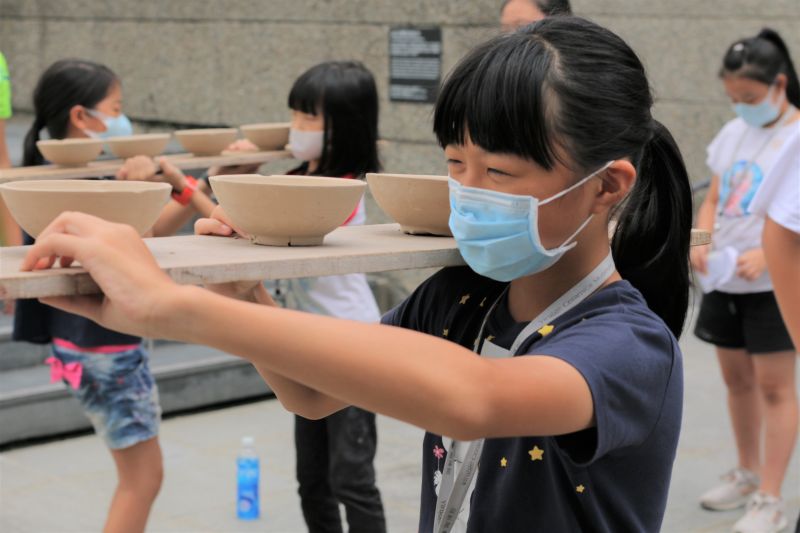 ▲學員分組競賽體驗「扛坯」,了解早期陶工的工作日常,探索鶯歌舊有人文歷史。(圖/新北市立鶯歌陶瓷博物館提供)