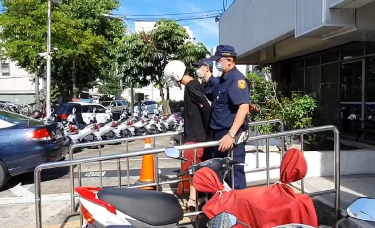 ▲高雄市一名何姓通緝犯今天凌晨遭轄區警方盤查，過程中何男拒捕，警方祭出辣椒水將其制伏，並搜出海洛因及安非他命等毒品。（圖／記者郭凱杰攝，2020.08.12）