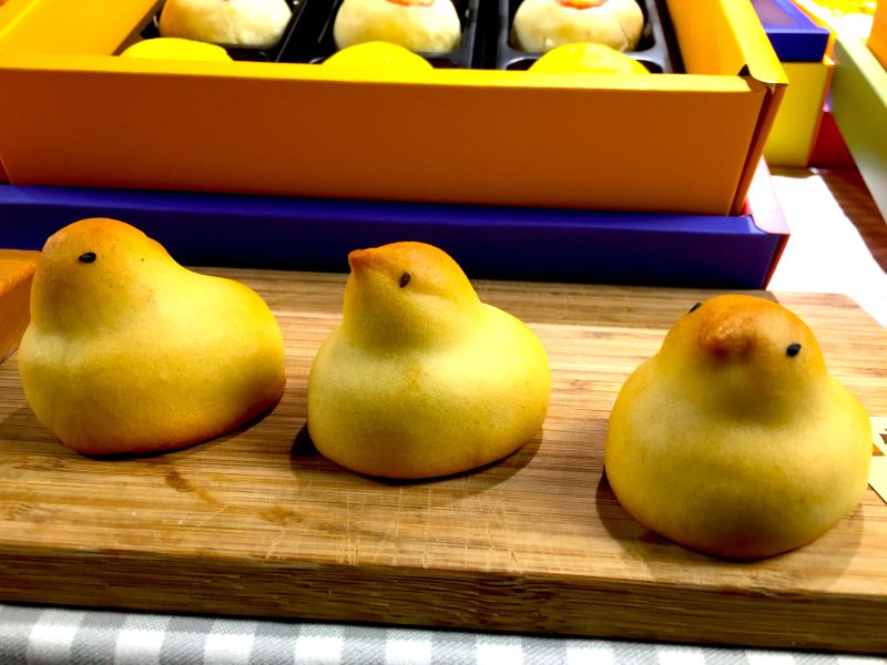 ▲超萌外型的小雞日式和菓子,淡黃色的菓子外皮包裹著甜而不膩的白豆沙餡。(圖/記者黃仁杰攝,2020.08.12)