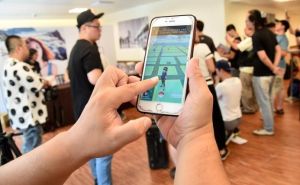 ▲《Pokémon GO》是一款非常知名的AR遊戲的運用。(圖/翻攝自NOWnews資料庫 ) ▲兩名50幾歲的大叔因為玩《Pokémon GO》相識多年,但因為兩人所屬陣營不同,其中一名大叔不滿對方,將自己辛苦打下的道館佔領 。(圖/翻攝自NOWnews資料庫 )