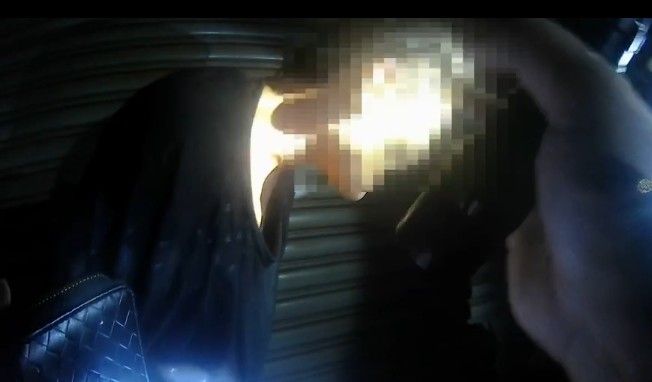 ▲▲過程中,何男不斷掙扎並做勢要向員警拳打腳踢,為確保雙方安全,警方才使用辣椒噴霧器噴灑。(圖/記者郭凱杰攝,2020.08.12)