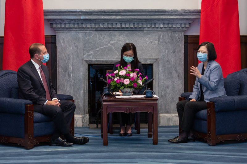 ▲美國衛生部長阿薩爾10日率團訪台,美台關係升溫以及帶來的風險,受到外界關注。(圖/翻攝自蔡英文推特)