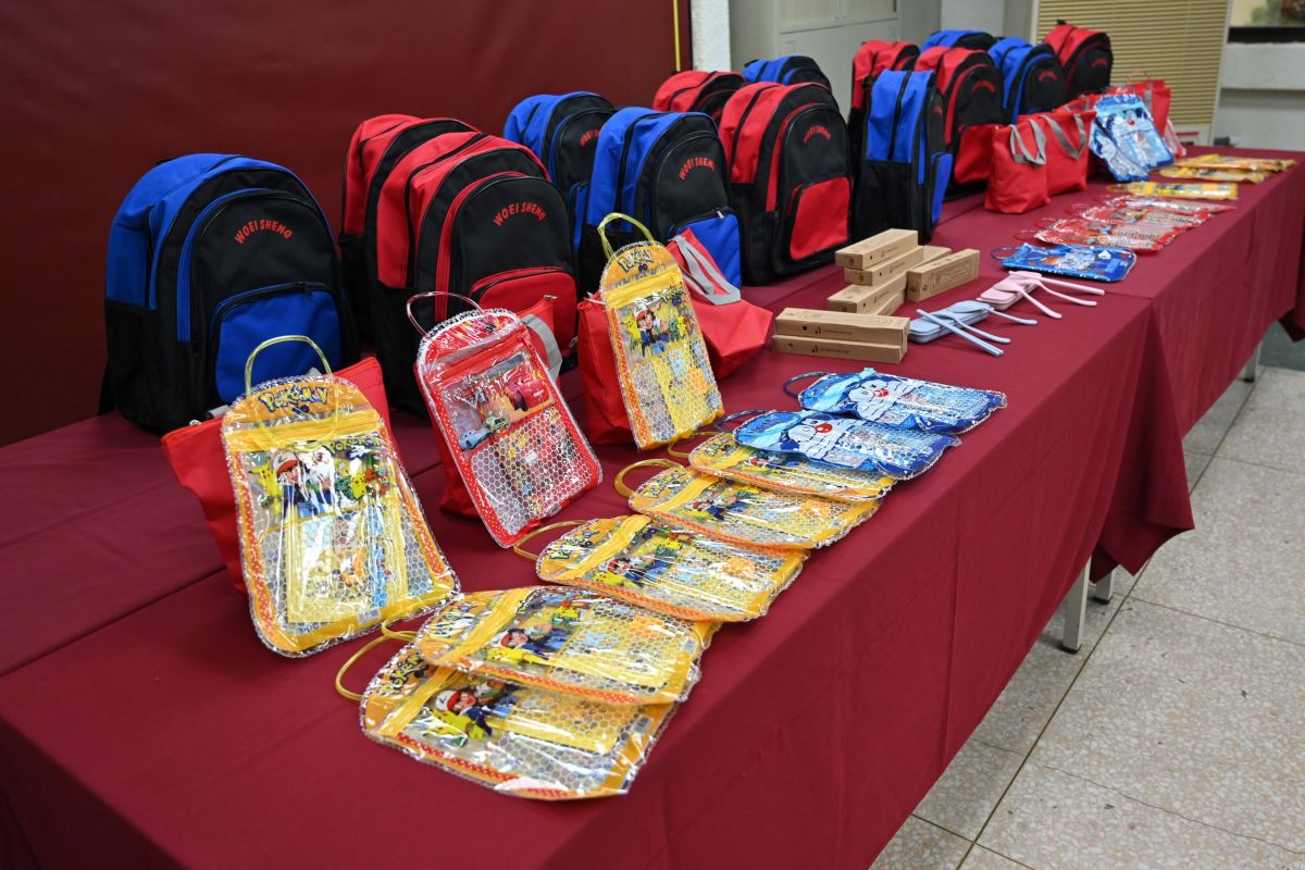 ▲開學在即，社團法人承天府環島慈善會捐贈400個書包、文具、餐袋予板橋區公所，預計在19日轉贈給400戶區弱勢學子。（圖／板橋區公所提供）