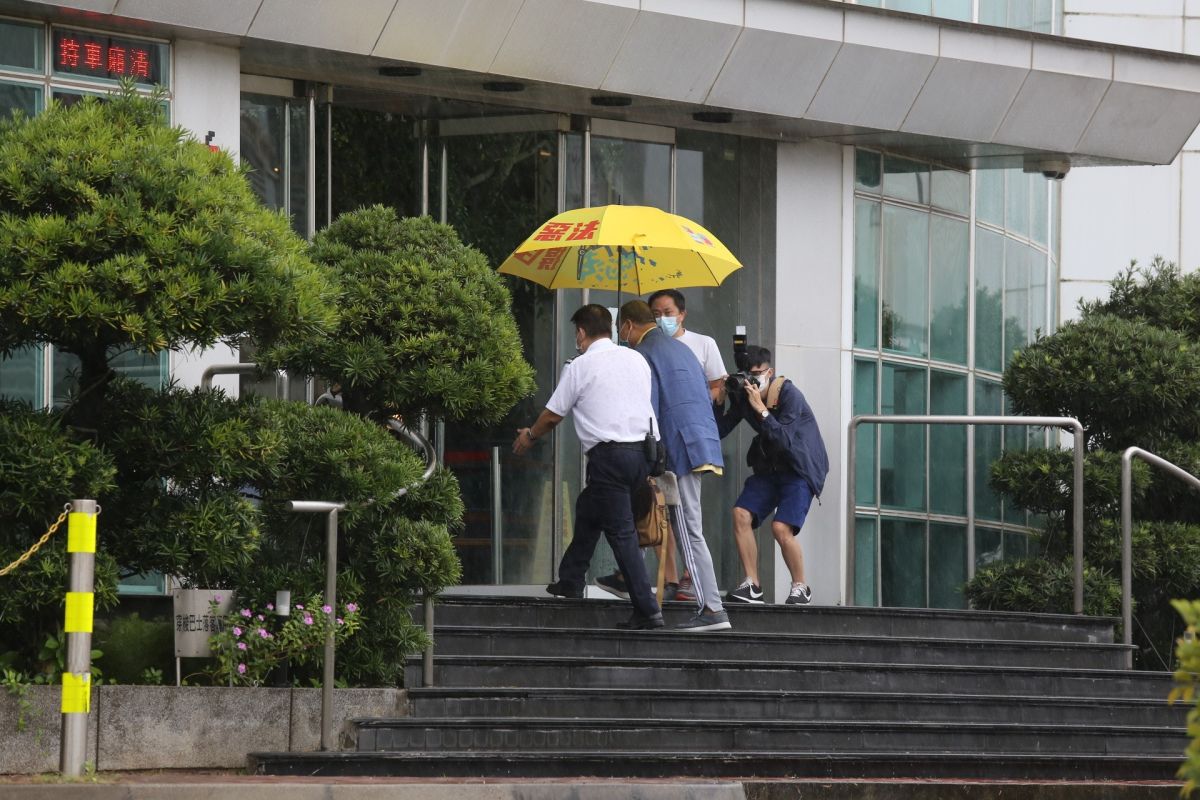 ▲黎智英獲釋後8月12日前往壹傳媒大樓。（圖／翻攝自《香港01》）