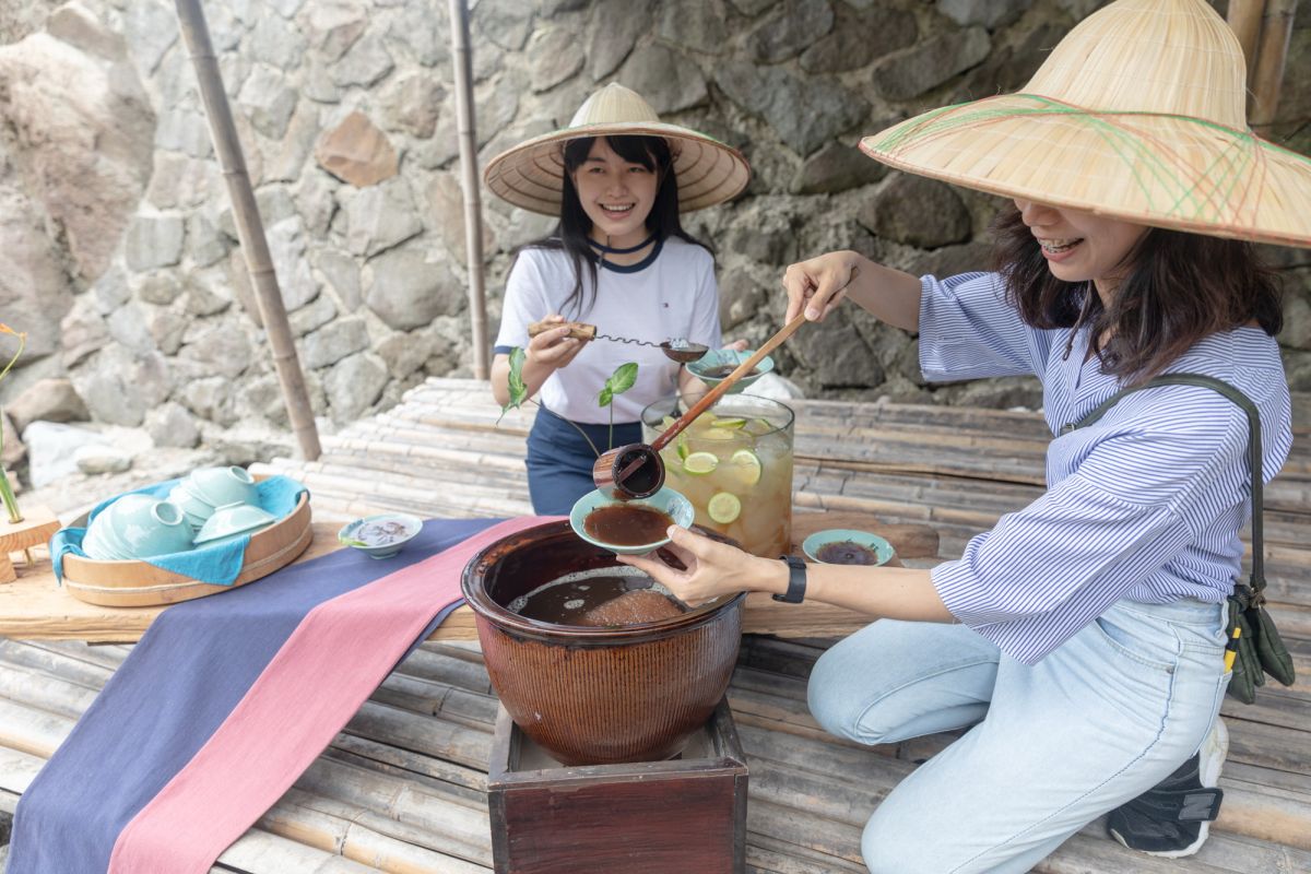 ▲新北市立黃金博物館9月份推出「山城治癒術」遊程，邀請來自瑞典的YouTuber盧卡斯搶先體驗。（圖／黃金博物館提供）