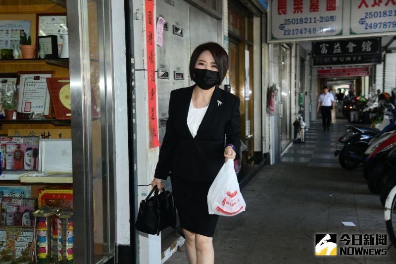 ▲于美人帶著豬腳麵線要幫羅霈穎過冥誕。(圖/記者林柏年攝)