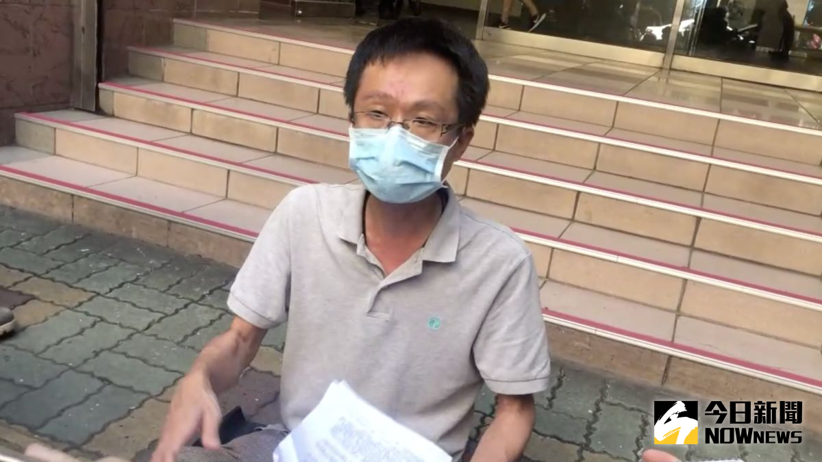 ▲中央流行疫情指揮中心今（ 12 ）召開例行記者會前，一名「小明爸爸」在疾管署門口靜坐抗議，控訴教育部與疾管署互踢皮球，讓就讀國三的孩子一直無法返台唸書。（圖／記者劉雅文攝）