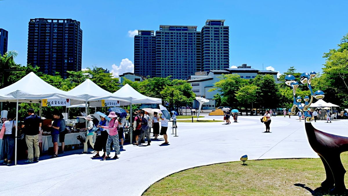 ▲ 「森之市 · 夏天的蒲公英」創意市集，邀集百餘家品牌攤商，匯集風格餐飲、原創設計、老件古物、各式課程、表演藝術等。(圖／高美館提供）