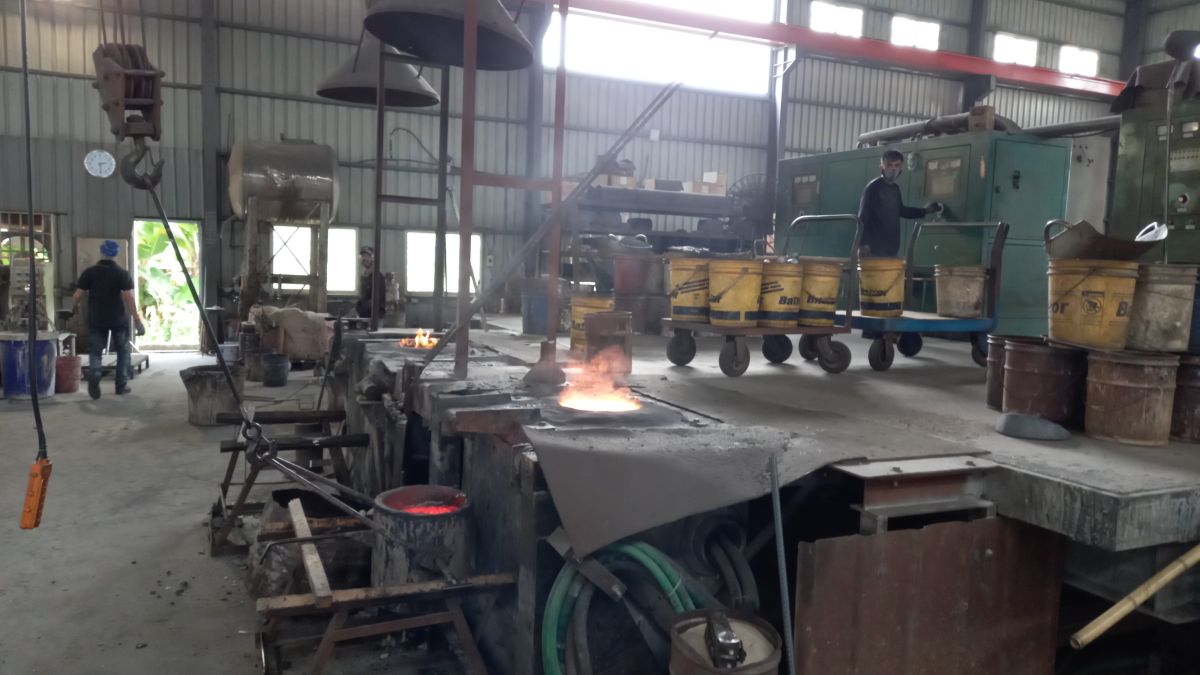 ▲中市烏日區一家被勒令停工的鑄造工廠，中市環保局與烏日警分局前往稽查，依「空氣污染防制法」處144萬元罰鍰。(圖／環保局提供2020.8.12)