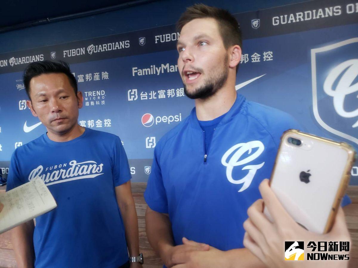 ▲富邦悍將打擊教練羅根。（圖／黃建霖攝）