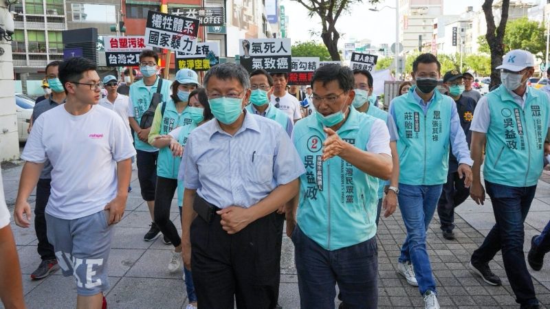 ▲身兼台灣民眾黨主席的台北市長柯文哲,近日來每逢假日就會南下到高雄,為黨籍徵召的高雄市長補選候選人吳益政輔選。(圖/台灣民眾黨提供)