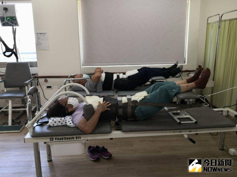 ▲老奶奶也說,她關節退化,過去不得不跨鄉鎮去復健電療,現在走路5分鐘就可復健了。(圖/記者陳雅芳攝,2020.08.12)