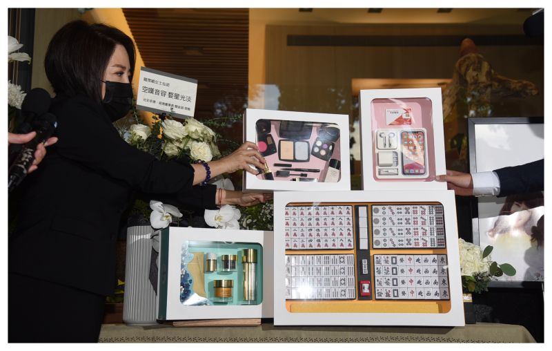 ▲于美人燒羅妹妹最愛的化妝品、保養品和麻將給她。(圖/記者陳明安攝)