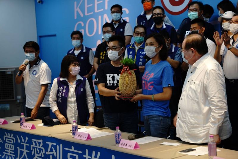 ▲全黨送愛到高雄,力挺李眉蓁!國民黨主席江啟臣來到李眉蓁競選總部,為國民黨高雄市長候選人李眉蓁加油打氣,並贈送金色鳳梨,象徵金色旺旺來
