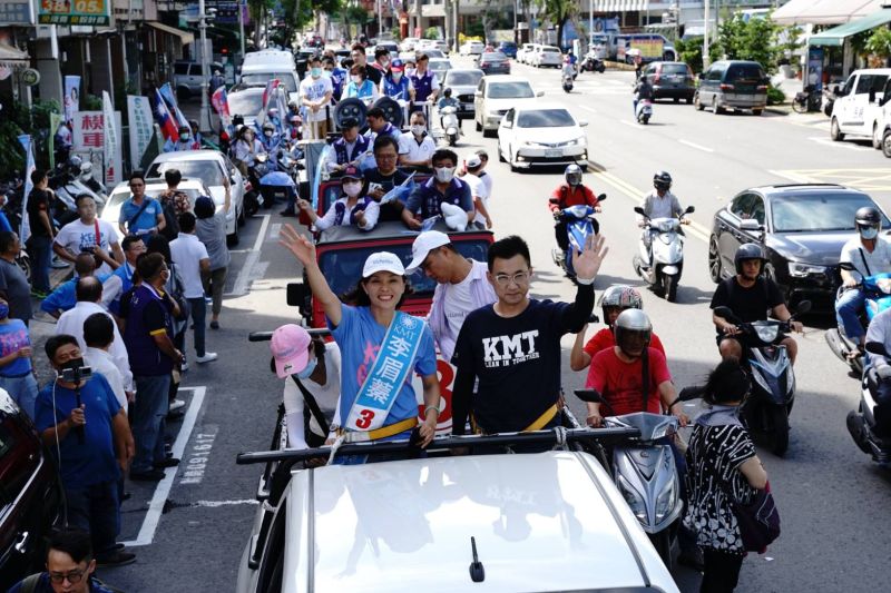 ▲▲國民黨主席江啟臣來到李眉蓁競選總部舉辦「全黨挺高雄」活動及車隊掃街，展現團結氣勢拉抬李眉蓁選情。（圖／李眉蓁競選總部提供）