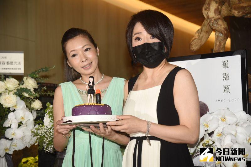 ▲于美人(右)和Makiyo拿出冥誕蛋糕,羅霈穎拎名牌包站中間。(圖/記者陳明安攝)