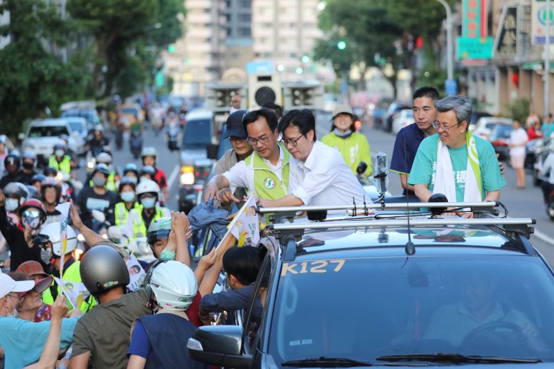 ▲民進黨高雄市長補選候選人陳其邁車隊掃街,民眾熱情相挺。(圖/陳其邁競選總部提供)