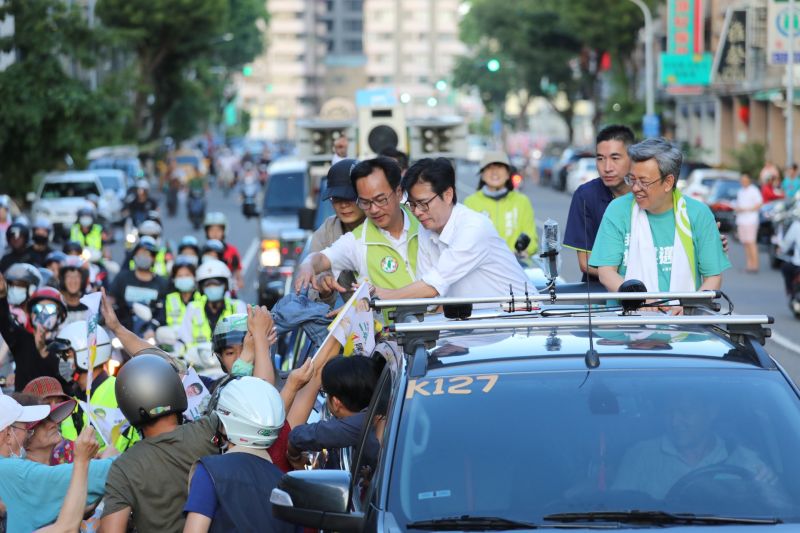 ▲民進黨高雄市長補選候選人陳其邁車隊掃街，民眾熱情相挺。（圖／陳其邁競選總部提供）