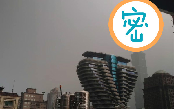 ▲午後對流旺盛，網友拍下雷電擊中101大樓頂端的一瞬間。（圖／陳小中授權提供）