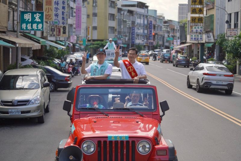 ▲民眾黨高雄市長補選候選人吳益政,今(13)也在同黨立委張其祿的陪同下進行車掃宣傳。(圖/吳益政競選總部提供)