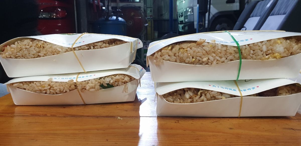 ▲網友分享買到的佛心炒飯，滿到餐盒快裝不下只要銅板價，讓大家好羨慕。（圖／翻攝自爆廢公社二館臉書）