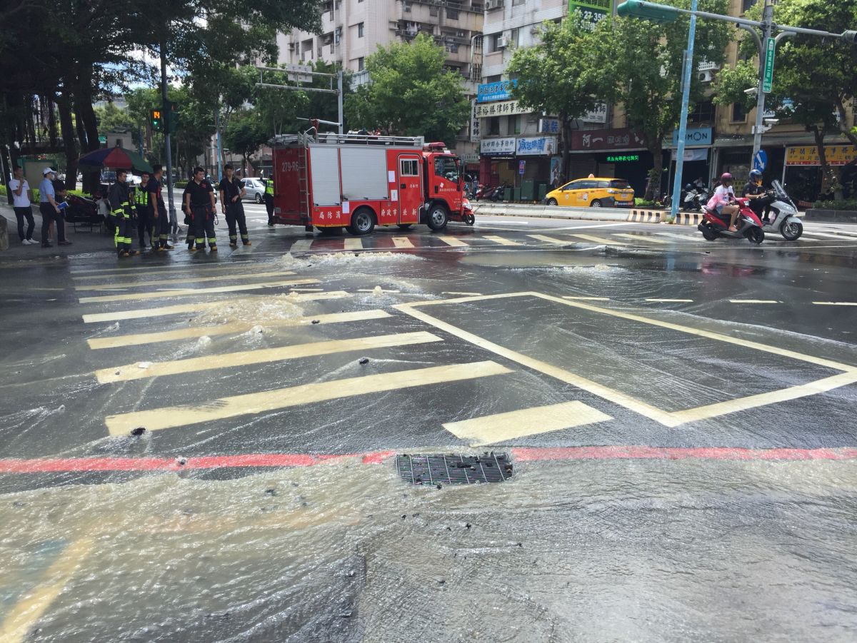 ▲新北市土城區金城路與青雲路交叉口今(13)日上午發生自來水管線破裂，大量黃土色泥水自地面排水孔溢出。（圖／新北市消防局提供）