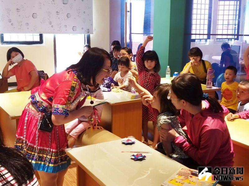 ▲新住民故事志工透過文化繪本用軟性的方式拉近親子距離,另一方面也培力新住民口說表達的能力。(圖/記者陳雅芳攝,2020.08.13)