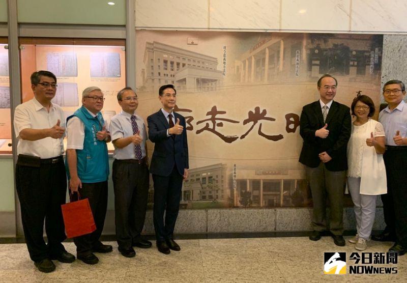 ▲嘉義地院長張意聰、嘉義地檢署檢察長繆卓然與來賓合影。(圖/記者陳惲朋攝)