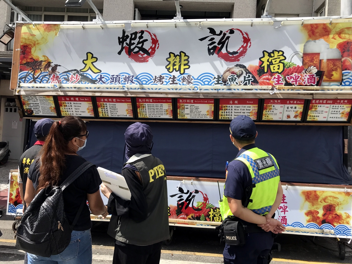 ▲屏東縣府消保官帶隊包括城鄉發展處、衛生局、環保局、交通旅遊處等單位聯合稽查，促進墾丁地區友善消費環境。（圖／屏東縣政府提供, 2020.08.13）