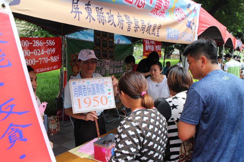▲聯合稽查宣導業者務必配合配戴口罩,民眾若遇消費糾紛,可至行政院消費者保護會網站進行線上申訴,以確保消費者權益。(圖/屏東縣政府提供,