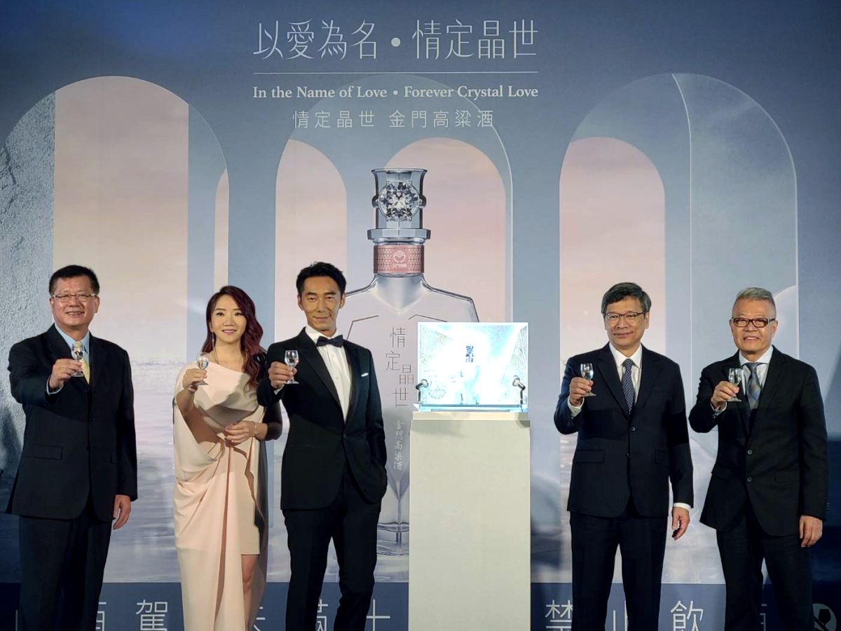 ▲(由左至右)金門酒廠總經理楊駕人、模範夫妻李李仁陶晶瑩、黑松公司董事長張斌堂、 黑松特助張建章為「情定晶世金門高粱酒」拉開甜蜜序幕。（圖／公關照片）
