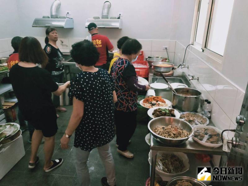 ▲忠覺社區銀髮樂齡學堂擁有乾淨的廚房和衛生設備。(圖/記者陳雅芳攝,2020.08.13)