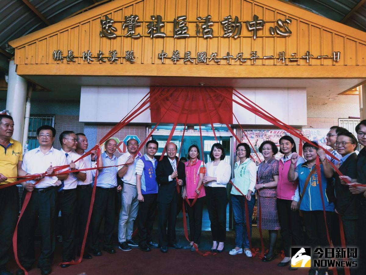 ▲台灣中小企銀董事長黃博怡副縣長洪榮章等人，共同主持忠覺社區銀髮樂齡學堂啟用典禮。（圖／記者陳雅芳攝，2020.08.13）