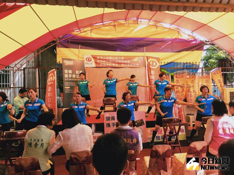 ▲鑼鼓咚咚響,彰化縣溪湖鎮忠覺社區成立「銀髮樂齡學堂」。(圖/記者陳雅芳攝,2020.08.13)