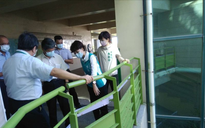▲賢北國小校舍走廊欄杆及樓梯扶手等鐵製設施已鏽蝕剝落。(圖/立委陳亭妃辦公室提供)