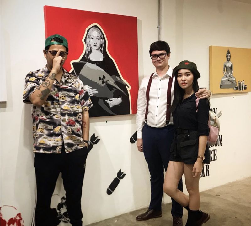 ▲綽號「Headache Stencil」的泰國蒙面藝術家以敢於批評時政的風格、帶有政治諷喻的繪畫與街頭塗鴉在網路走紅，是許多對政府感到失望的年輕一代心目中的偶像。（圖／翻攝自IG）