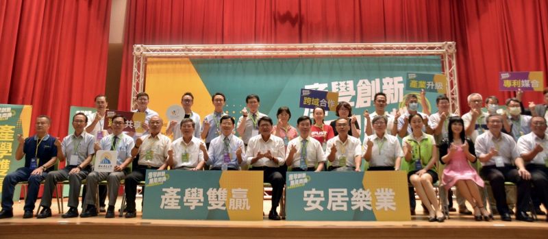 屏東首次產學媒合會 百家廠商探詢合作機會