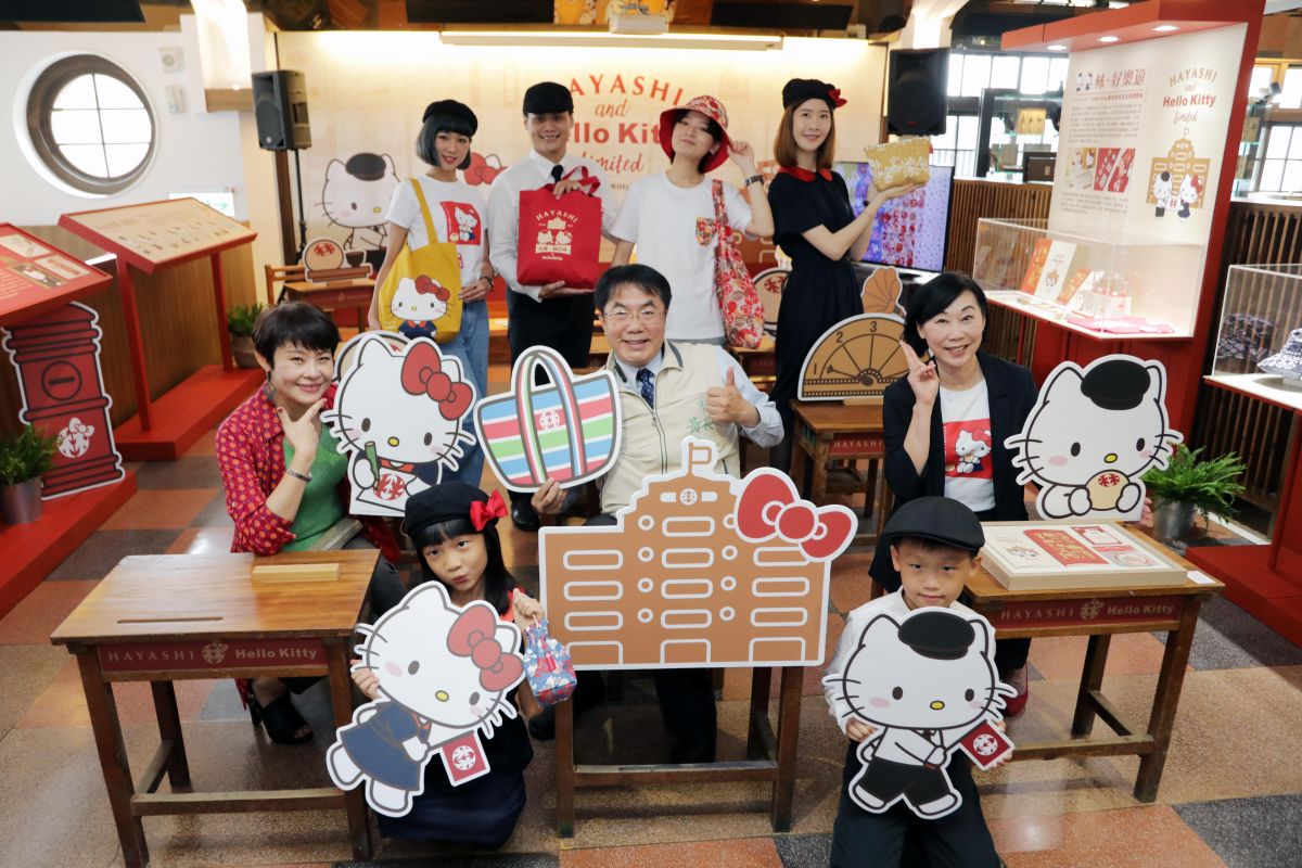 ▲黃偉哲(前排中)與文化局副局長周雅菁(前排左)、林百貨董事長陳慧姝(前排右)和Hollo Kitty一同耍萌 