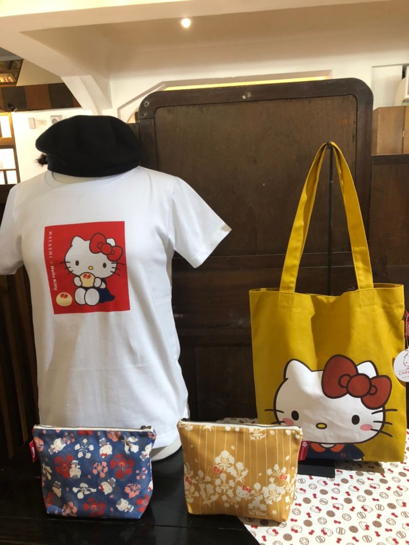 ▲此次熱賣商品,好young印花T(左上)、櫃姊托特包(右)、日式化妝包(前二)(圖/記者林怡孜攝,2020,08,13)
