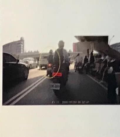 ▲同事騎機車躲避太陽,被開罰300元,但若無特殊情況突然把車停在路中間,依法最重可開罰24000元。(圖/翻攝自《爆料公社》