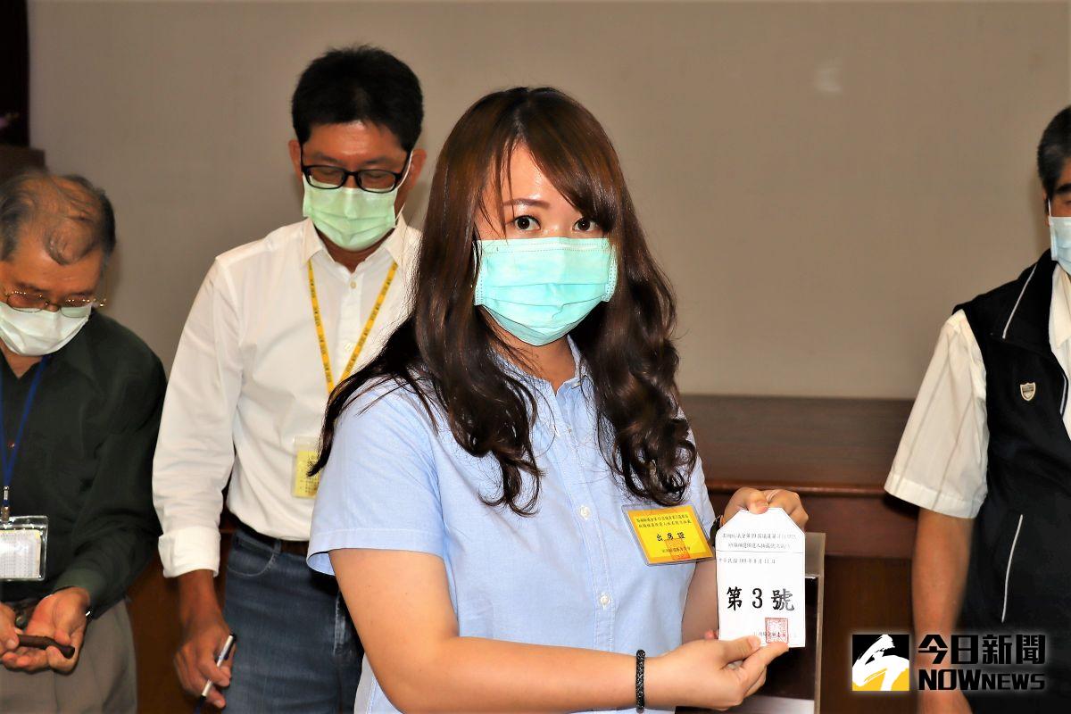 ▲澎湖縣白沙鄉議員補選將在9月5日舉行，澎湖縣選委會進行號次抽籤作業，分別由吳龍河抽中1號、陳定國2號、宋昀芝3號。（圖／記者張塵攝，2020.08.13）