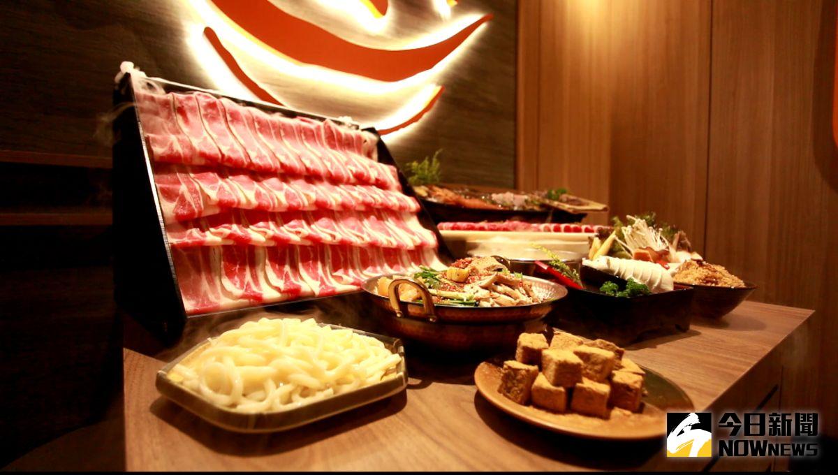 ▲「聚 北海道昆布鍋」進軍中壢SOGO百貨，為嗜肉者推出重達1公斤的牛肉瀑布。（圖／記者李春台攝）