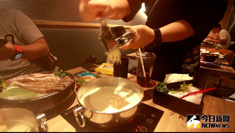 ▲招牌的「札幌起士牛奶鍋」還提供了刨起士的桌邊服務。(圖/記者李春台攝)