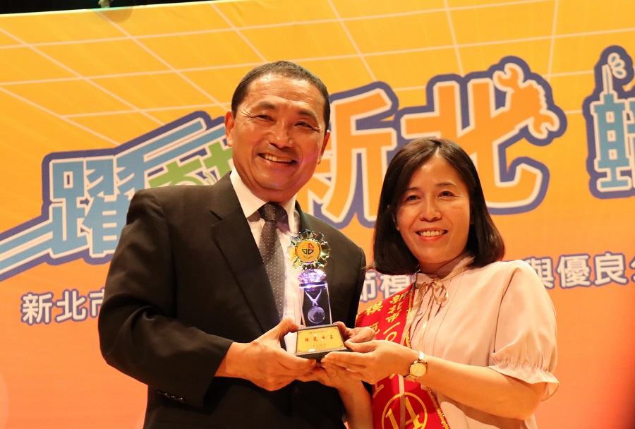 ▲侯友宜親自出席頒獎給249位模範勞工、優良工會以及優良駕駛。（圖／新北市勞工局提供）