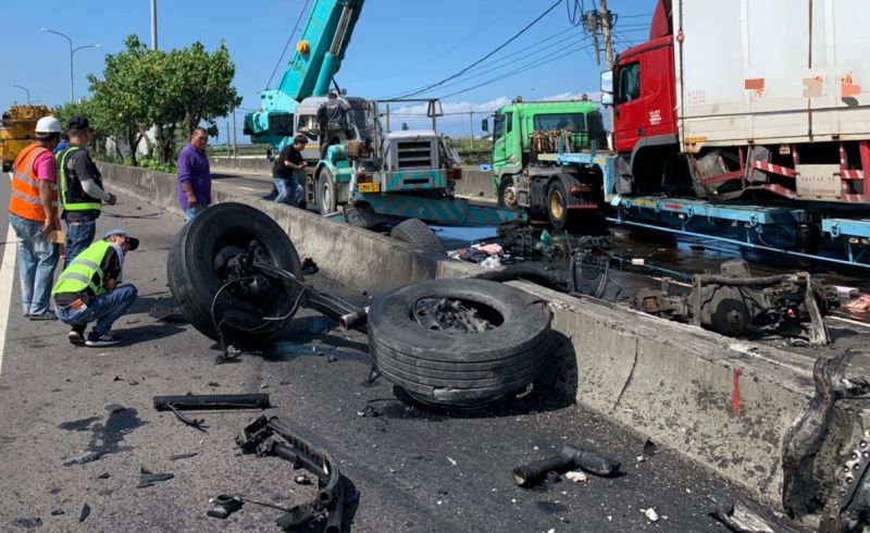 ▲營業大貨曳引車車頭與車輪分離，零件散落一地。（圖／記者蘇榮泉攝，2020.08.13）